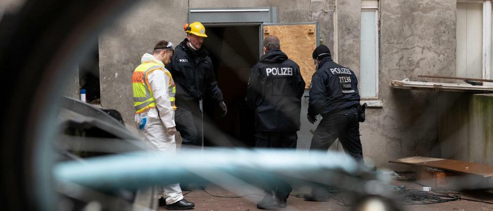 Polizisten stehen im Innenhof des illegal bewohnten Hauses an der Kameruner Straße. 