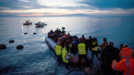 Flüchtlinge kommen 2016 in einem Schlauchboot aus der Türkei in der Nähe der griechischen Hafenstadt Mitilini an.