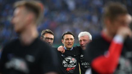 Eintracht, olé! Niko Kovac (M.) Arm in Arm mit seinem Trainerteam, Bruder Robert Kovac (l.) und Armin Reutershahn.