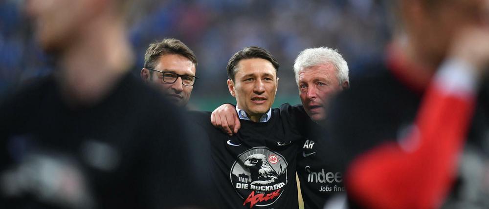 Eintracht, olé! Niko Kovac (M.) Arm in Arm mit seinem Trainerteam, Bruder Robert Kovac (l.) und Armin Reutershahn.