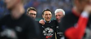 Eintracht, olé! Niko Kovac (M.) Arm in Arm mit seinem Trainerteam, Bruder Robert Kovac (l.) und Armin Reutershahn.
