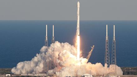Eine Rakete vom Typ Falcon 9 startet und transportiert das Weltraumteleskop "Tess" (Transiting Exoplanet Survey Satellite) ins All.
