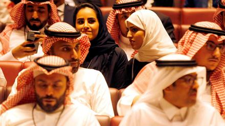 Besucher sitzen im King Abdullah Financial District Theater. 