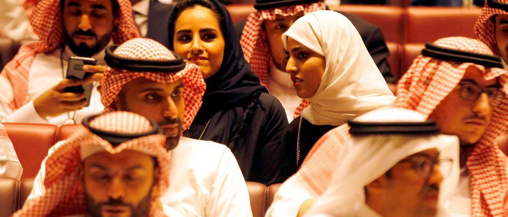 Besucher sitzen im King Abdullah Financial District Theater.