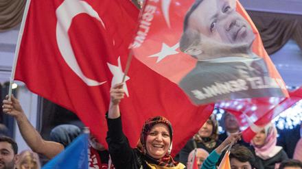 Türkische Flaggen auf einer Wahl-Veranstaltung der türkischen AKP in Hessen im März 2017. 