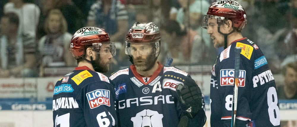 Auf geht es in Minga. Die Berliner Sean Backman (l-r), Louis Marc Aubry und Nicholas Petersen sprechen während einer Spielpause miteinander.