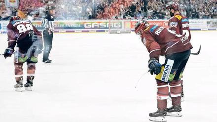 Das letzte Aufbäumen. Die Eisbären liegen zwar 1:3 nach Siegen gegen München zurück, haben in der Finalserie jetzt aber nichts mehr zu verlieren. Foto: Paul Zinken/dpa