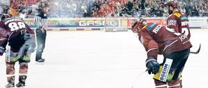 Das letzte Aufbäumen. Die Eisbären liegen zwar 1:3 nach Siegen gegen München zurück, haben in der Finalserie jetzt aber nichts mehr zu verlieren. Foto: Paul Zinken/dpa