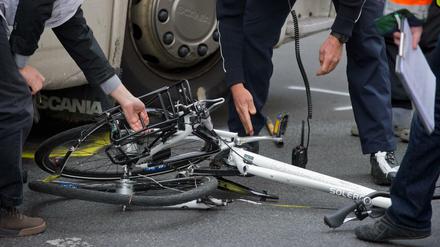 Immer wieder kommt es zu tödlichen Kollisionen zwischen Radfahrern und Lkws (Symbolbild).