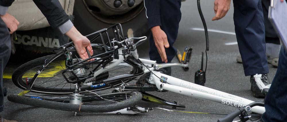 Immer wieder kommt es zu tödlichen Kollisionen zwischen Radfahrern und Lkws (Symbolbild).