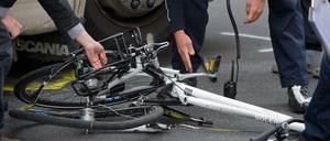 Immer wieder kommt es zu tödlichen Kollisionen zwischen Radfahrern und Lkws (Symbolbild).