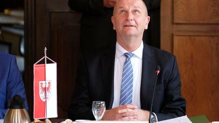 Da hilft nur noch Beten? Brandenburgs Ministerpräsident Woidke, kommt mit seiner SPD in Umfragen auf nur noch 23 Prozent.