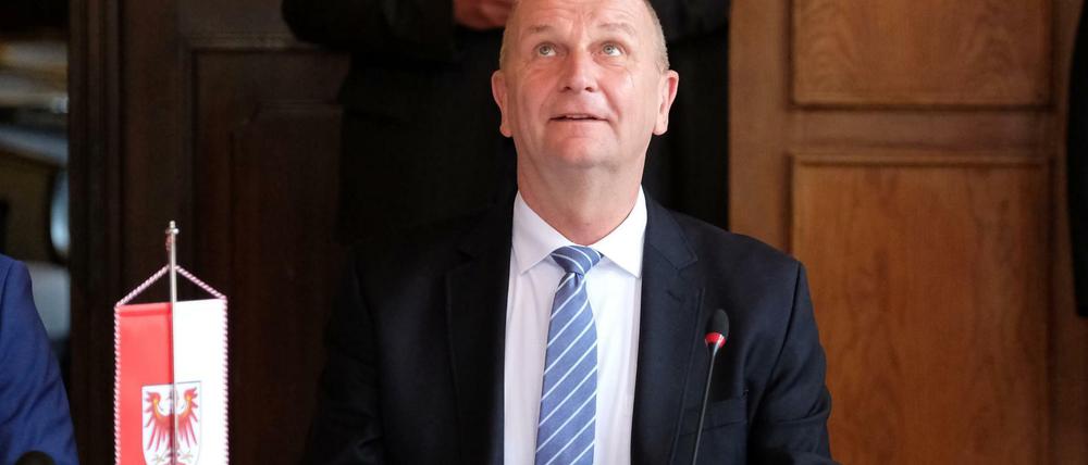 Da hilft nur noch Beten? Brandenburgs Ministerpräsident Woidke, kommt mit seiner SPD in Umfragen auf nur noch 23 Prozent.