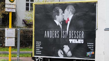 Komiker und Schauspieler Oliver Kalkofe (r) mit seinem Co-Moderator Peter Rütten auf einem Plakat in Berlin.