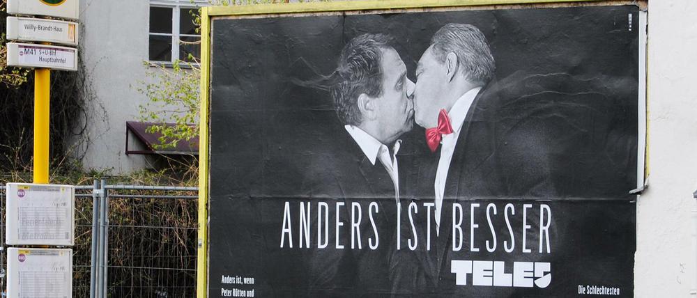 Komiker und Schauspieler Oliver Kalkofe (r) mit seinem Co-Moderator Peter Rütten auf einem Plakat in Berlin.