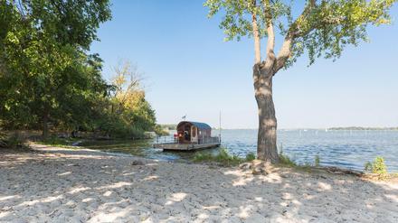 Mediterrane Gefühle. Warmer Sand unter den Füßen, leise plätschernde Wellen, weites Wasser – das gibt’s auch an den Havelseen wie hier bei Brandenburg an der Havel. Viele Strände sind flach, also ideal zum Planschen, Chillen und Picknicken. Mit dem Floß, mit Kanus und Kajaks kann man nah heranfahren.