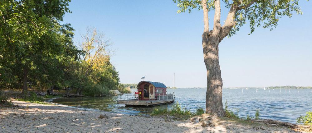 Mediterrane Gefühle. Warmer Sand unter den Füßen, leise plätschernde Wellen, weites Wasser – das gibt’s auch an den Havelseen wie hier bei Brandenburg an der Havel. Viele Strände sind flach, also ideal zum Planschen, Chillen und Picknicken. Mit dem Floß, mit Kanus und Kajaks kann man nah heranfahren.