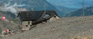 Die Blüemlisalphütte bei Kanderste liegt auf knapp 3000 Metern Höhe, wer hier arbeitet braucht vier Stunden zum Aufstieg.