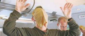 Bundesaußenminister Joschka Fischer bei der Rückkehr von einem Besuch in Indien im Herbst 2000. Kurz vor der Landung spielt er mit einem Erfrischungstuch.