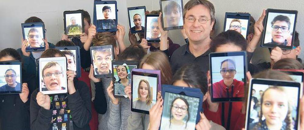 Aus besseren Zeiten. Die iPad-Schüler des Gymnasiums Würselen kommen demnächst in die Oberstufe. Dort wächst der Jahrgang und damit der Bedarf an neuen Geräten. Das Modellprojekt droht zu scheitern. Auch durch den bundesweiten Digitalpakt sollen Laptops oder Tablets für die Schüler nicht finanziert werden.