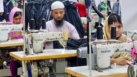 April 2018: Näherei in Sabhar nahe Dhaka in Bangladesch - unweit der 2013 eingestürzten Näherei in Rana Plaza. Hier nähen rund 2000 Arbeiterinnen und Arbeiter für Ketten wie C&amp;A und Marks &amp; Spencer.