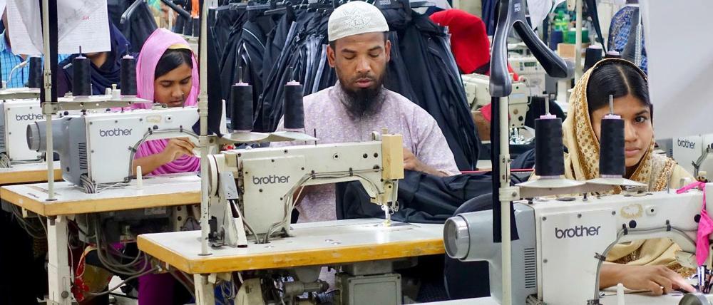 April 2018: Näherei in Sabhar nahe Dhaka in Bangladesch - unweit der 2013 eingestürzten Näherei in Rana Plaza. Hier nähen rund 2000 Arbeiterinnen und Arbeiter für Ketten wie C&A und Marks & Spencer.