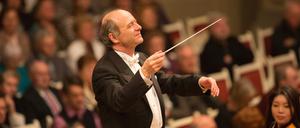 Tastend, lauschend. Dirigent Iván Fischer.