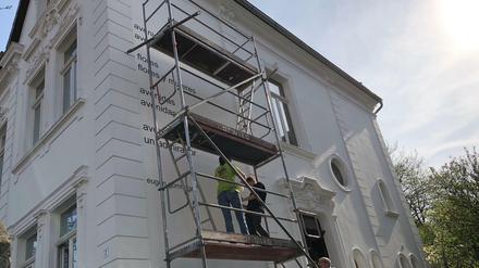 Das Gedicht "Avenidas" wird auf einer Hausfassade in Bielefeld angebracht.