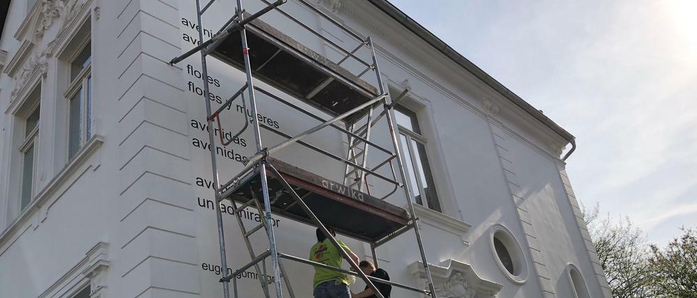 Das Gedicht "Avenidas" wird auf einer Hausfassade in Bielefeld angebracht.