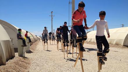 Theater auf Stelzen, auch das kann auswärtige Kulturpolitik sein: traumatisierte Kinder und Jugendliche im Flüchtlingslager in Nusaybin (Türkei) bei einem vom auswärtigen Amt unterstützten Projekt im Jahr 2015. 