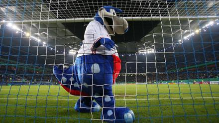 HSV-Maskottchen «Dino Hermann» kontrolliert in der Halbzeitpause das Tornetz. 