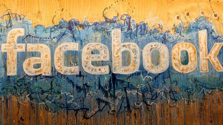Ein gemalter Schriftzug von Facebook im Hauptquartier von Facebook International in Dublin. Die Niederlassung in Irland ist in Zukunft nur noch für die User in Europa zuständig.