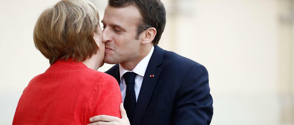 Frankreichs Präsident Macron begrüßt Bundeskanzlerin Angela Merkel am Donnerstag in Berlin.