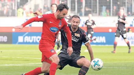 Ein Spiegelbild der Saison. Im Hinspiel siegte Heidenheim mit Robert Strauß (links) 4:3 gegen die Berliner um Akaki Gogia. 