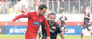 Ein Spiegelbild der Saison. Im Hinspiel siegte Heidenheim mit Robert Strauß (links) 4:3 gegen die Berliner um Akaki Gogia. 