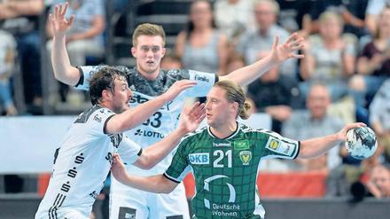 Kniefall von Kiel. Mattias Zachrisson (rechts) zog sich in Kiel eine Verletzung zu und muss wahrscheinlich ein paar Wochen pausieren. Der schwedische Nationalspieler ist bereits der vierte Ausfall von Format, den die Füchse verkraften müssen.
