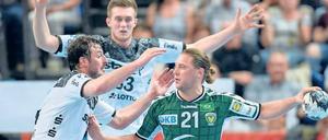 Kniefall von Kiel. Mattias Zachrisson (rechts) zog sich in Kiel eine Verletzung zu und muss wahrscheinlich ein paar Wochen pausieren. Der schwedische Nationalspieler ist bereits der vierte Ausfall von Format, den die Füchse verkraften müssen.