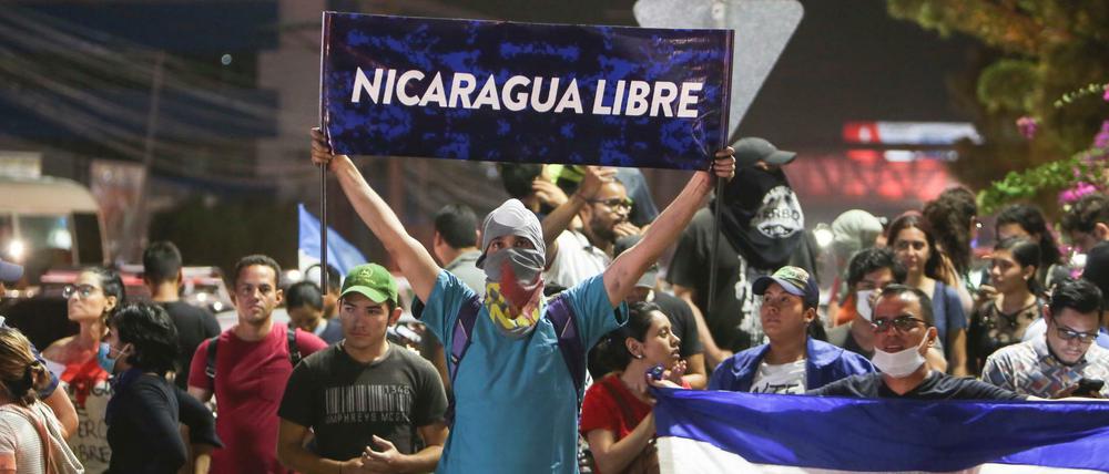 Ein Demonstrant in Managua hält ein Schild mit der Aufschrift «Nicaragua Libre» («Nicaragua Frei»).