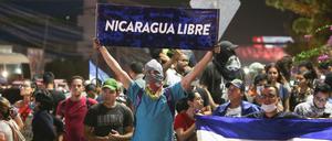 Ein Demonstrant in Managua hält ein Schild mit der Aufschrift «Nicaragua Libre» («Nicaragua Frei»). 