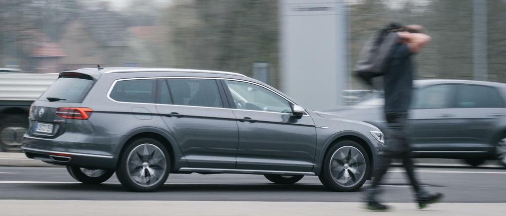 Volkswagen am Tor eines VW-Werksgeländes