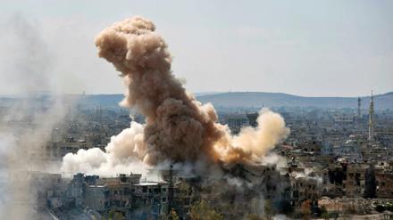 Rauch, der nach einem Luftangriff der syrischen Regierung auf die Stadt Hajar al-Aswad aufsteigt. 