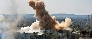 Rauch, der nach einem Luftangriff der syrischen Regierung auf die Stadt Hajar al-Aswad aufsteigt. 