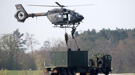 Ein Eurocopter-Hubschrauber bei einem Trainingsflug in Brandenburg. 