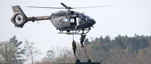 Ein Eurocopter-Hubschrauber bei einem Trainingsflug in Brandenburg. 