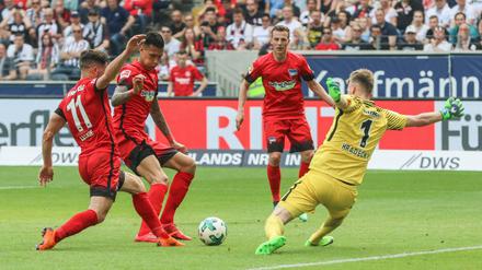 Hier scheitern Leckie und Selke am Frankfurter Torwart, später war Hradecky dreimal chancenlos.