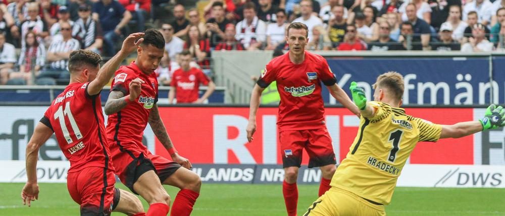 Hier scheitern Leckie und Selke am Frankfurter Torwart, später war Hradecky dreimal chancenlos.