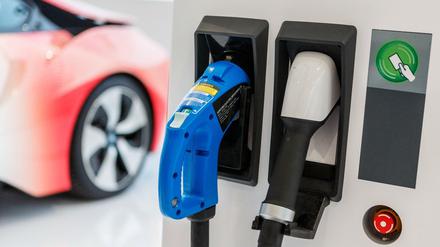 Eine Hochleistungs-Ladestation für Elektoautos auf der Hannover Messe.