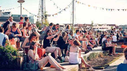 Das volle Leben, relaxen auf dem Dach: Nur so lassen sich das Bürgeramt und die Verkehrslenkung ertragen.