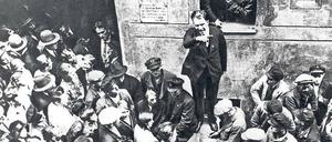 Wahlkampf. Heinz Neumann, Abgeordneter der KPD, hält im September 1930 auf einer Mülltonne stehend eine Rede im Hof einer Weddinger Mietskaserne.