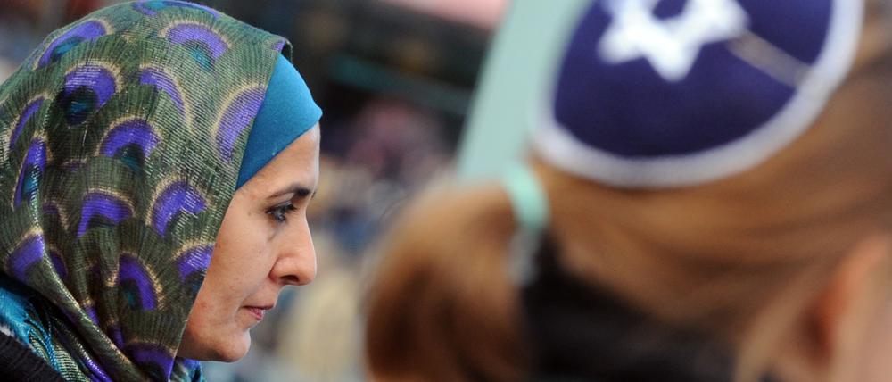 Eine Muslimin mit Kopftuch und eine junge Frau mit Kippa bei einer Protestaktion gegen Antisemitismus im Jahr 2012.